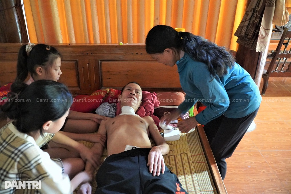 Con gái u máu, chồng tai biến liệt giường, người phụ nữ khẩn cầu sự giúp đỡ - 4 Con gái u máu, chồng tai biến liệt giường, người phụ nữ khẩn cầu sự giúp đỡ - 4