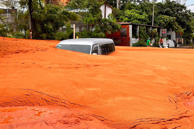 Lũ cát đỏ vùi lấp ô tô, nhà dân ở Mũi Né