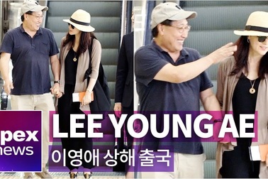 Lee Young Ae xuất hiện giản dị bên chồng