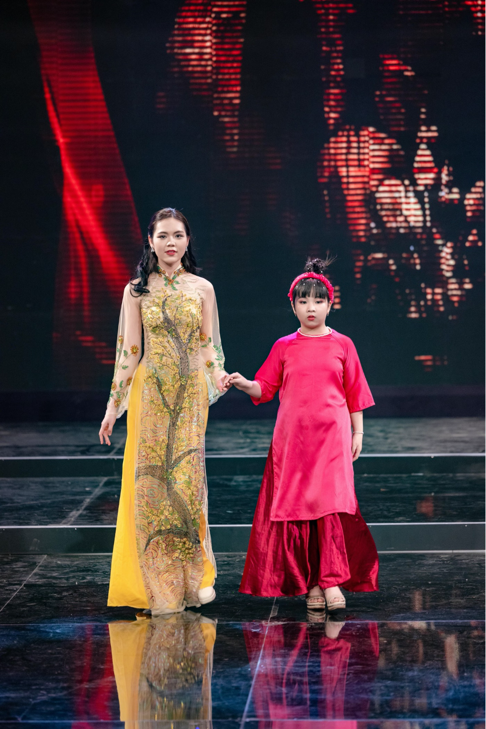 Hoa hậu Lương Kỳ Duyên duyên dáng trình diễn áo dài - 4 Hoa hậu Lương Kỳ Duyên duyên dáng trình diễn áo dài - 4