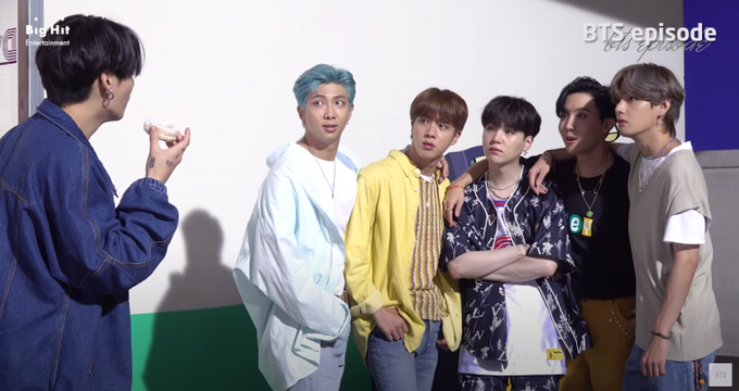 Cười mệt nghỉ với &quot;vựa muối&quot; BTS trong video hậu trường lầy lội hết chỗ nói của Dynamite! - Ảnh 9.