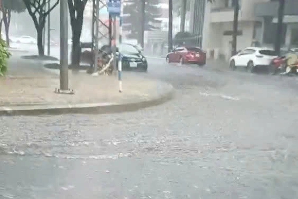Mưa lớn, nhiều tuyến đường ở phố núi Buôn Ma Thuột thành sông - 3 Mưa lớn, nhiều tuyến đường ở phố núi Buôn Ma Thuột thành sông - 3