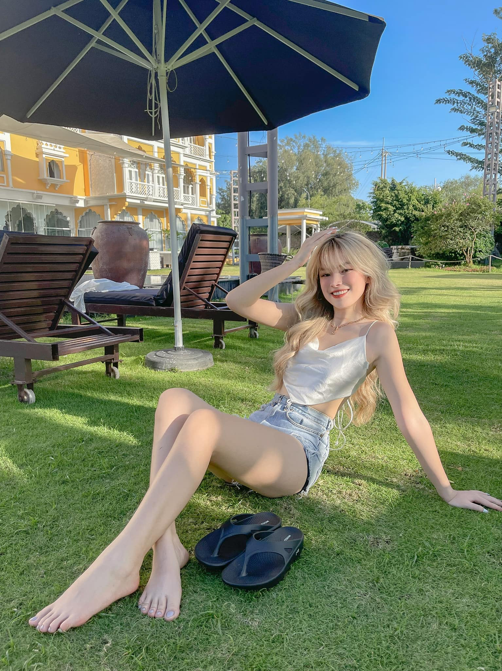 Vẻ ngoài xinh đẹp, gợi cảm của bạn gái tiền đạo Lê Minh Bình - 1