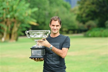Federer "khoe" cúp vô địch ở dinh thự thủ hiến bang Victoria