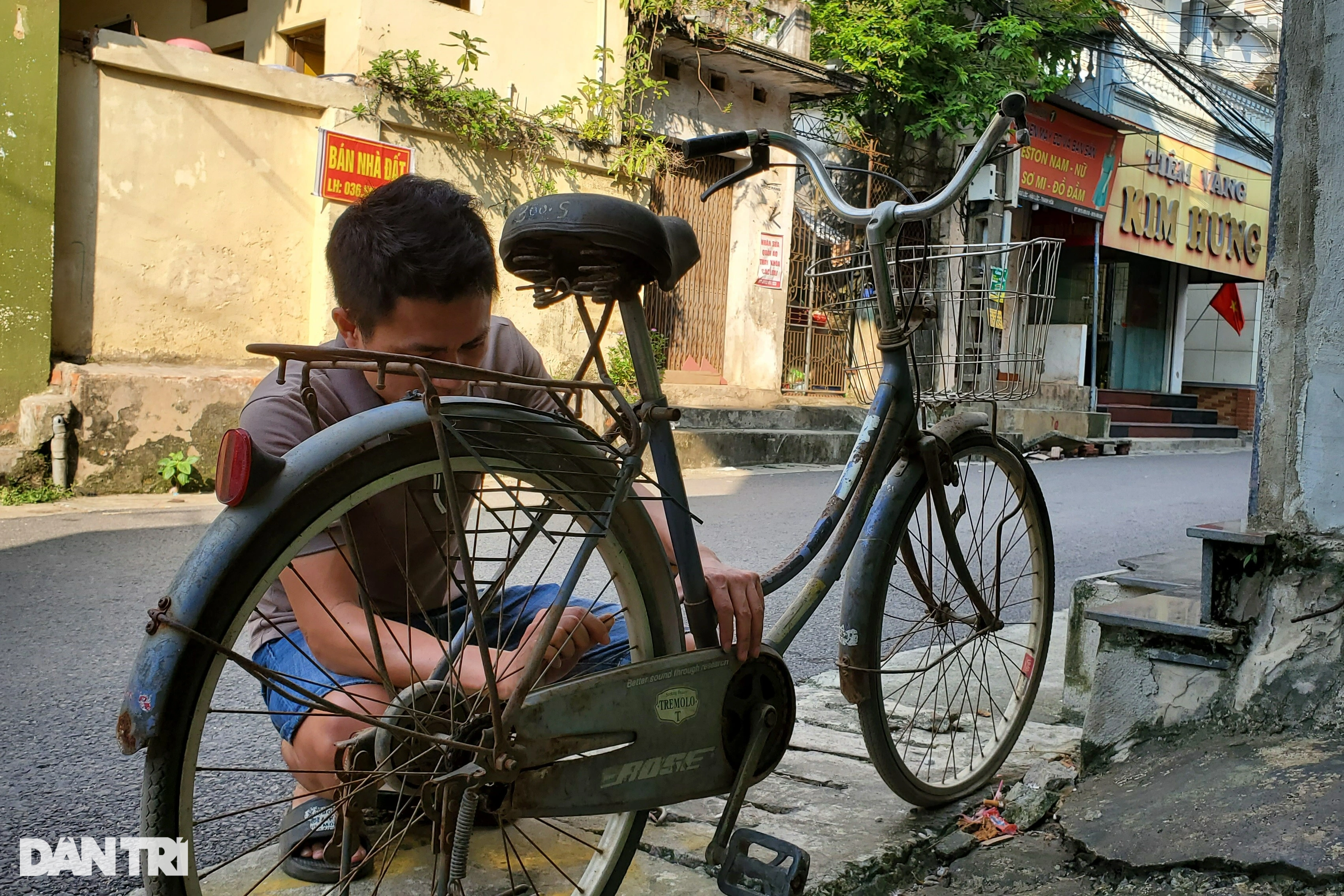 Hai người đàn ông khá giả đi nhặt ve chai, ít ai ngờ về mục đích - 6