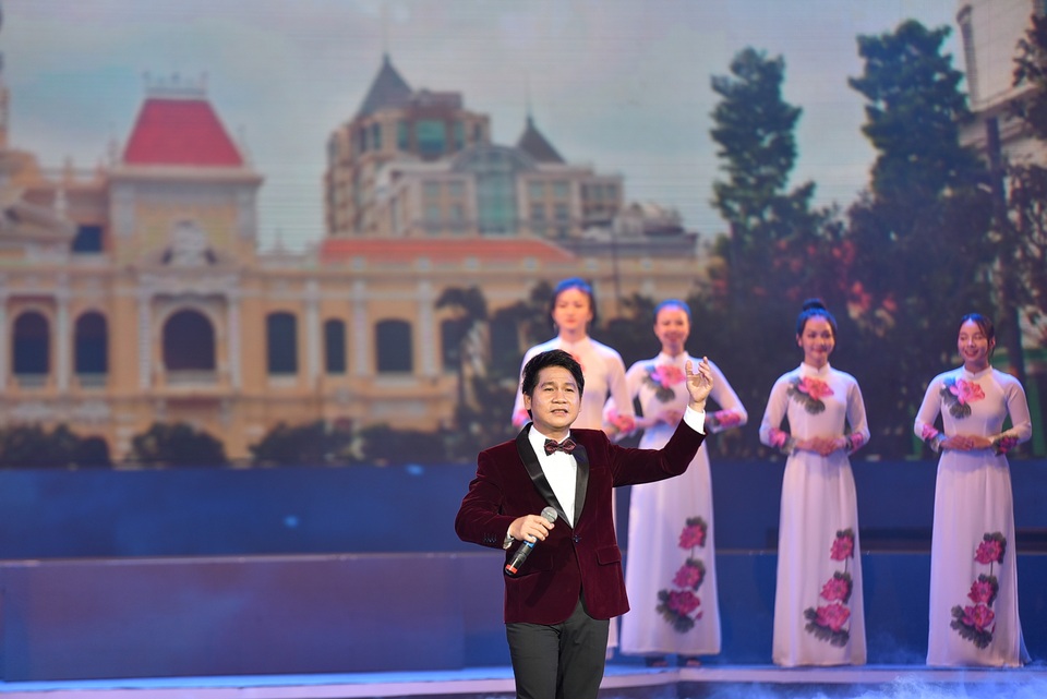Nồng nàn, sâu lắng với chương trình “Tổ quốc tôi chưa đẹp thế bao giờ” - 12 Nồng nàn, sâu lắng với chương trình “Tổ quốc tôi chưa đẹp thế bao giờ” - 12