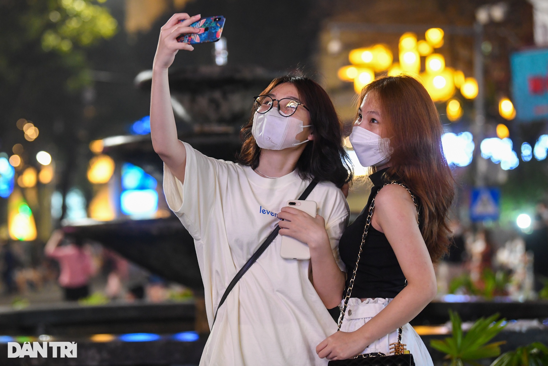 Hàng nghìn người đổ về phố đi bộ, hồ Gươm đông vui trở lại dịp cuối tuần - 10 Hàng nghìn người đổ về phố đi bộ, hồ Gươm đông vui trở lại dịp cuối tuần - 10