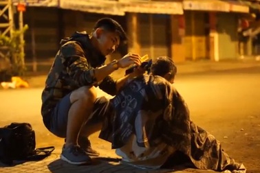 Sao “Bụi đời chợ Lớn” cắt tóc miễn phí cho người vô gia cư