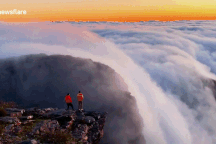 Choáng ngợp biển mây cuồn cuộn chảy xuống sườn núi như thác đổ