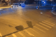 Tài xế Mercedes phóng như bay, tông đổ cột biển báo trên phố Hà Nội