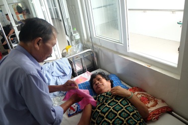 Xót xa cảnh chồng bị ung thư chăm vợ cũng bị ung thư