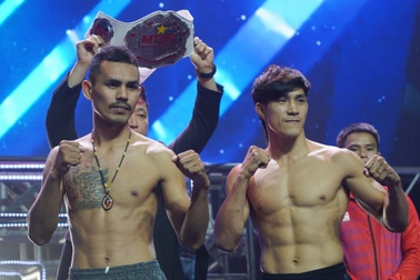 Nguyễn Trần Duy Nhất thượng đài tại giải Muay Thai Grand Prix