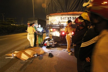 Lao vào xe tải đậu bên đường, một thanh niên chết thảm