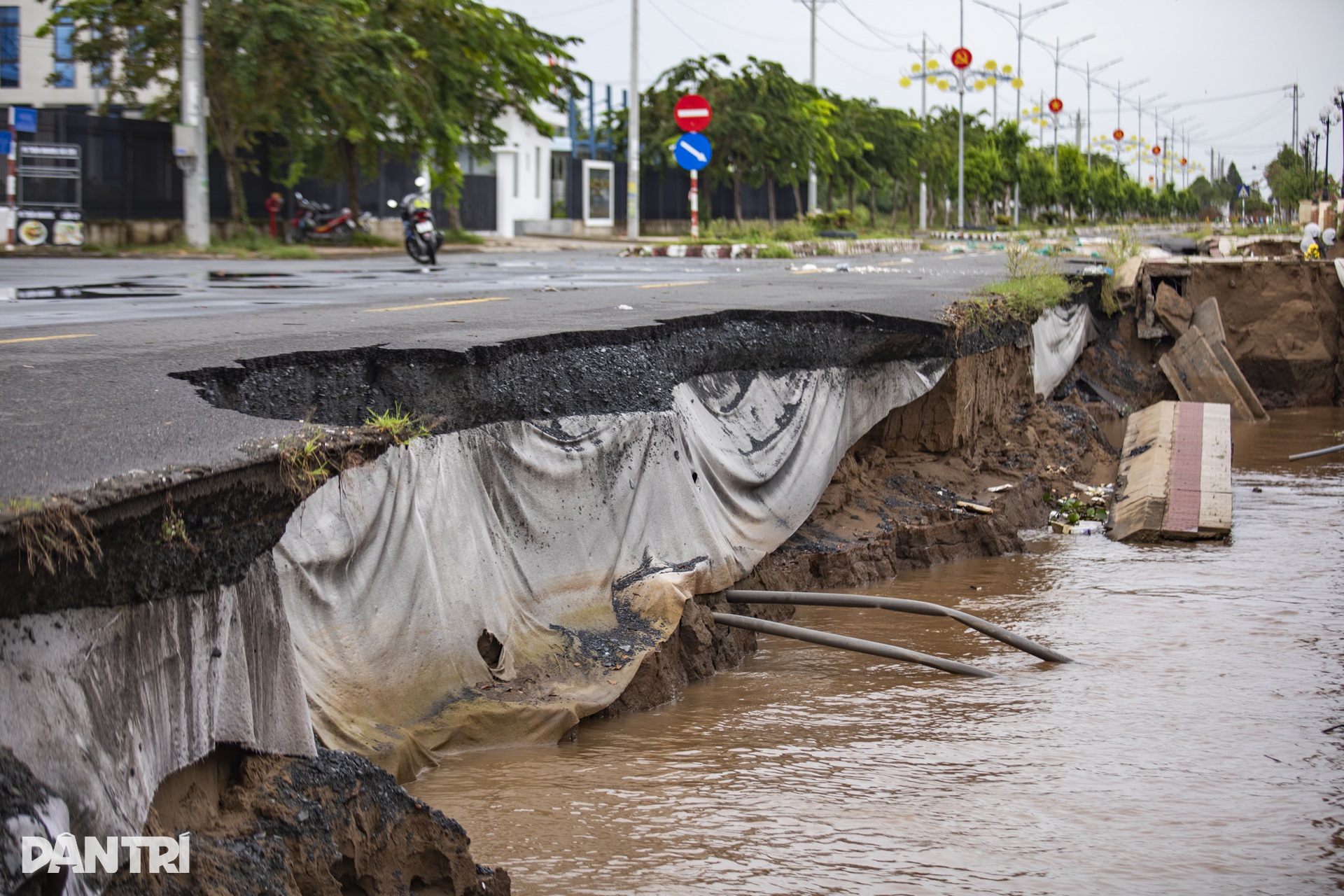 500m bờ kè miền Tây sạt lở xuống sông Tiền - 4 500m bờ kè miền Tây sạt lở xuống sông Tiền - 4
