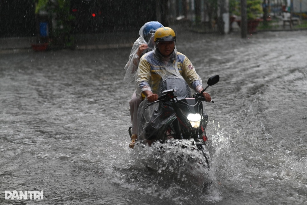 TPHCM mưa lớn kéo dài do ảnh hưởng của hoàn lưu bão Bualoi - 1 TPHCM mưa lớn kéo dài do ảnh hưởng của hoàn lưu bão Bualoi - 1