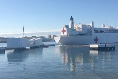 Đài tưởng niệm ở Trân Châu Cảng bị tàu hải quân Mỹ đâm trúng