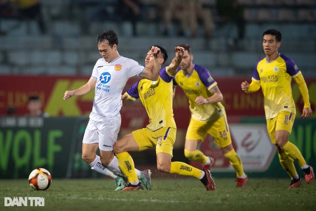 Đánh bại Hà Nội FC, Nam Định vững ngôi đầu V-League - 5 Đánh bại Hà Nội FC, Nam Định vững ngôi đầu V-League - 5