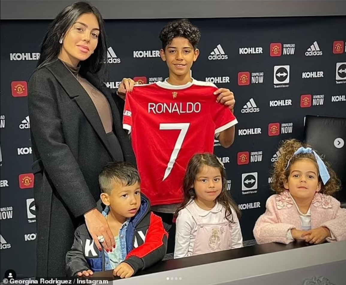 Bạn gái Ronaldo là triệu phú tự thân, không tiêu một xu của bạn trai - 4 Bạn gái Ronaldo là triệu phú tự thân, không tiêu một xu của bạn trai - 4