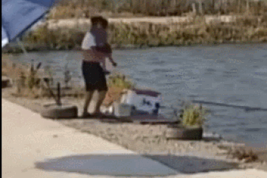 Clip “ông bố vô tâm làm rơi con xuống đất” gây phẫn nộ tuần qua