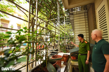 Nhà kiểu chuồng cọp liên tiếp cháy, cảnh sát đi hướng dẫn mở lối thoát nạn