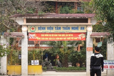 Nghệ An: Kỳ lạ nơi bệnh nhân đánh bác sĩ chạy “mất dép”