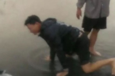 Một thai phụ đi đẻ bị lũ cuốn trôi