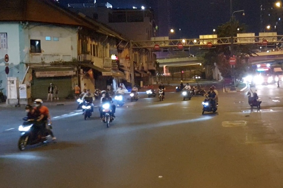 Gần 100 công an diễn tập bắt quái xế trên đại lộ - 1