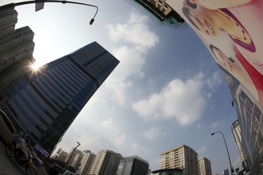 “Lên trời gọi mưa”: Lộng ngôn, ảo tưởng hay sự viển vông của lòng tốt?