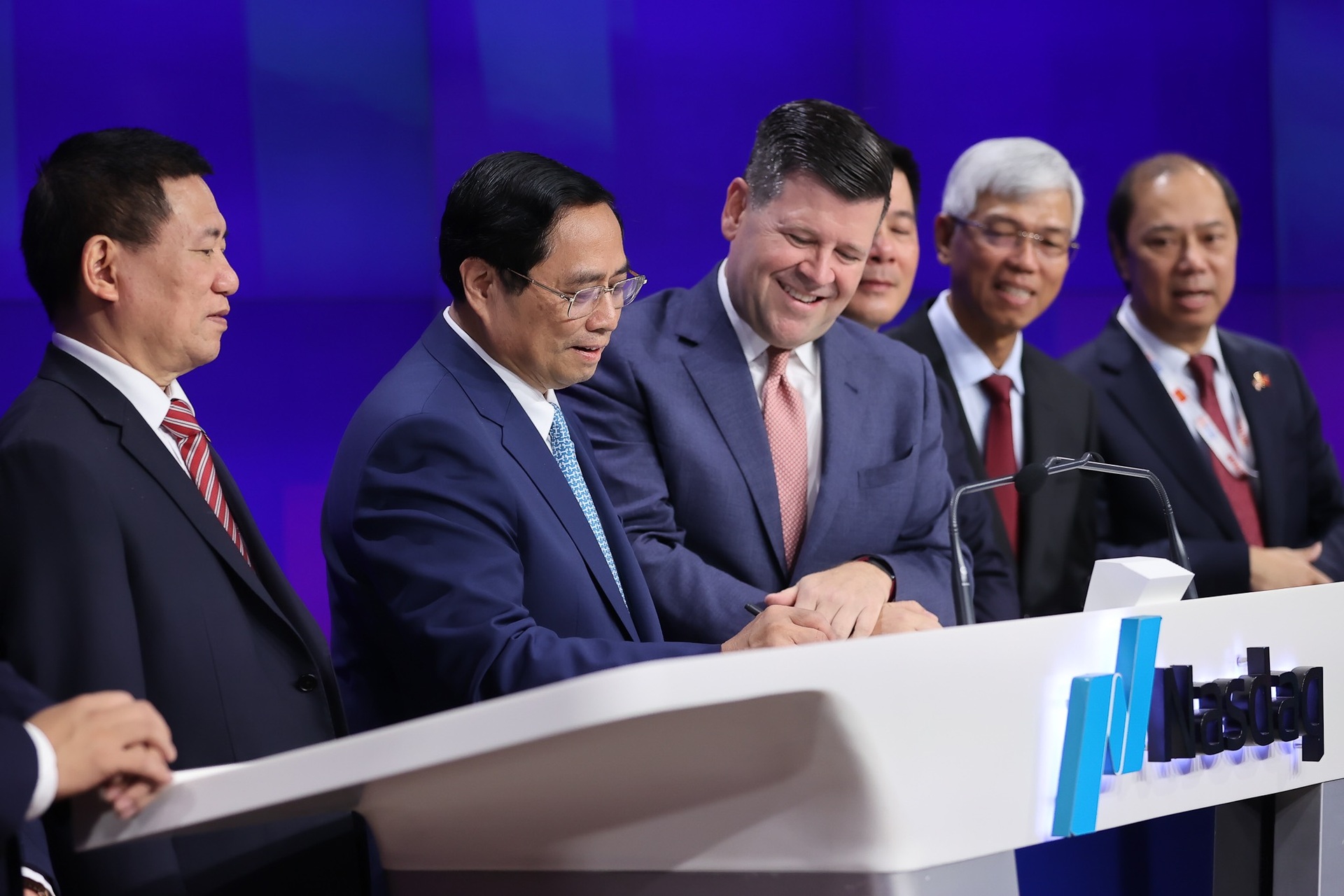 Thủ tướng rung chuông sàn chứng khoán NASDAQ - nơi Vinfast vừa niêm yết - 9 Thủ tướng rung chuông sàn chứng khoán NASDAQ - nơi Vinfast vừa niêm yết - 9