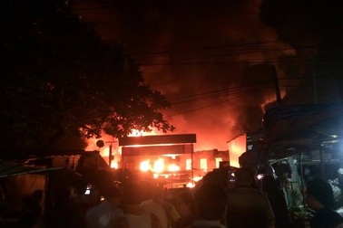 Chợ thị trấn cháy lớn, hàng trăm ki-ốt bị thiêu rụi