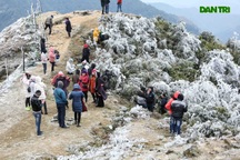 Hàng nghìn người đổ về Mẫu Sơn ngắm băng tuyết, ô tô nối đuôi tắc dài