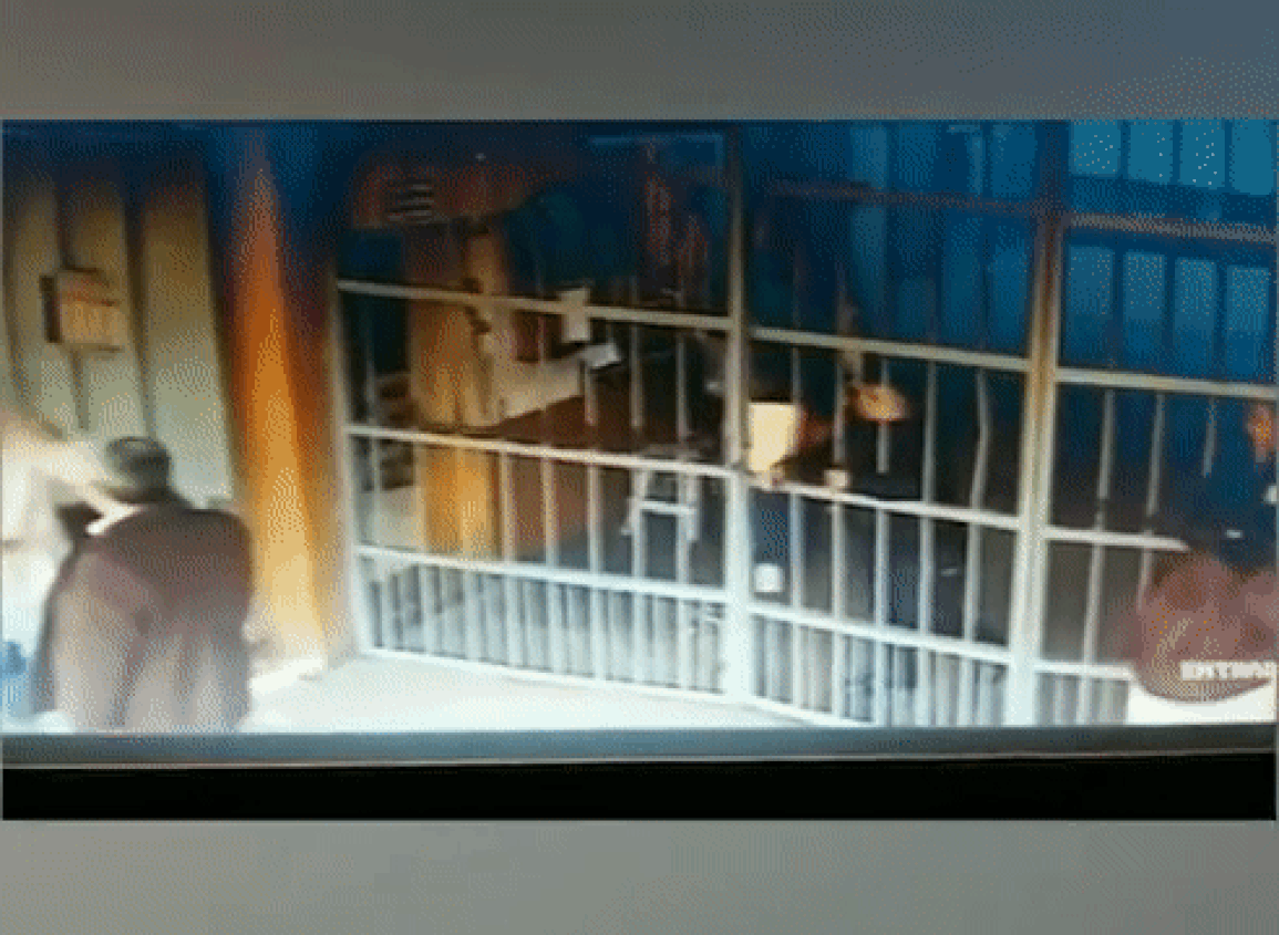 Xôn xao clip nam phạm nhân cải trang thành nữ thoát khỏi trại giam - 1 Xôn xao clip nam phạm nhân cải trang thành nữ thoát khỏi trại giam - 1