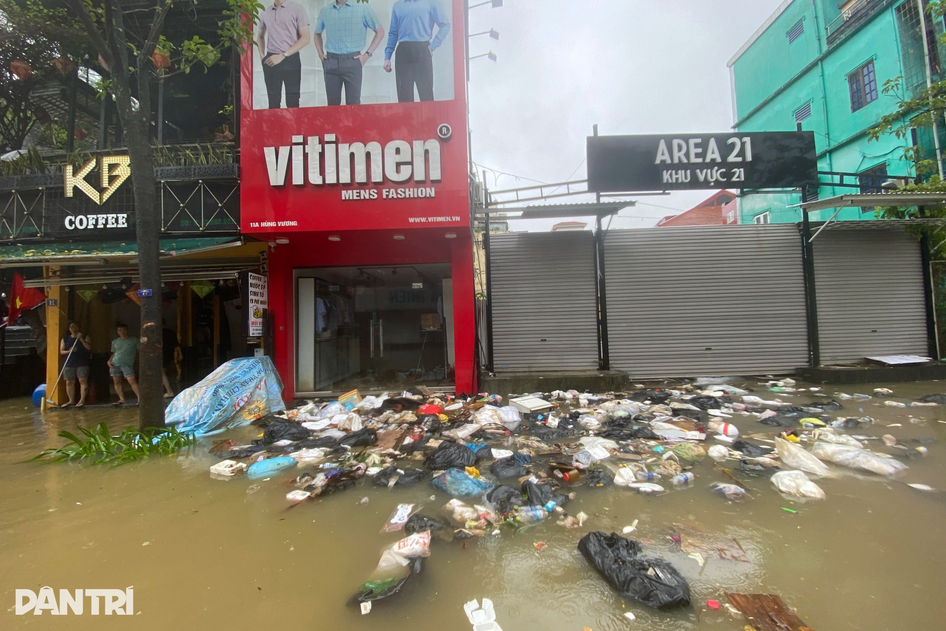 Nhiều nơi ở Huế lại chìm trong mưa lũ, rác thải bủa vây các khu phố - 9