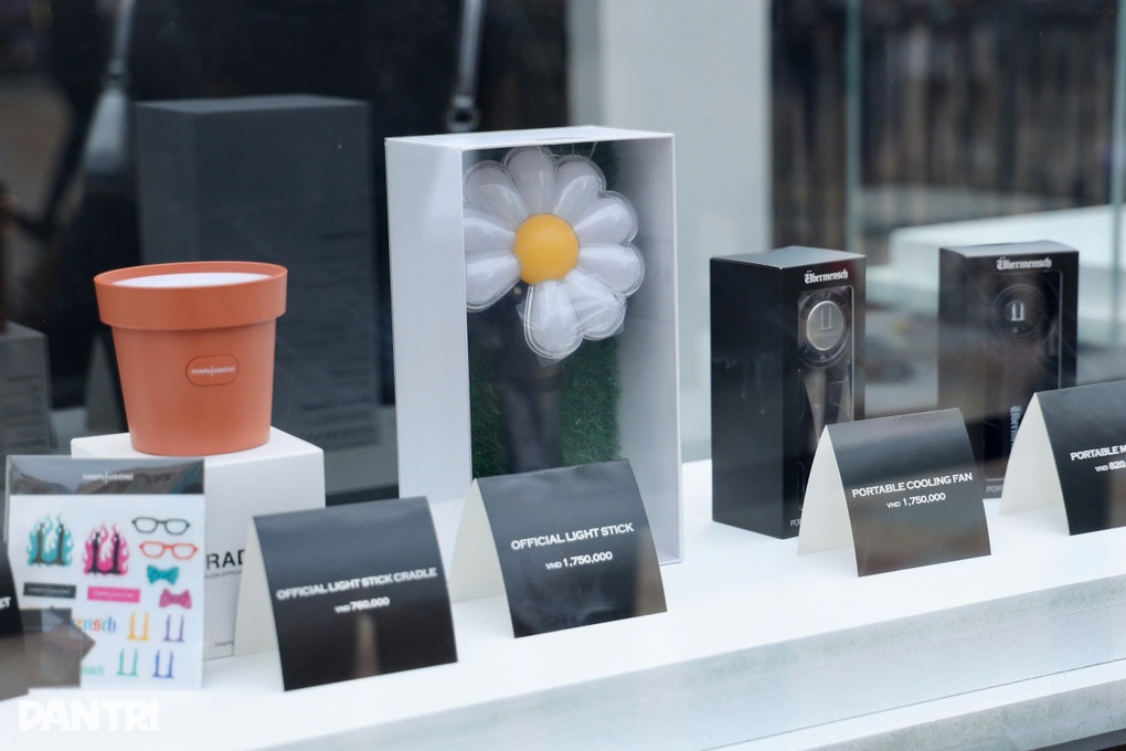 Đèn hoa cúc G-Dragon bị làm giả, rao bán ngay tại show bằng 1/4 giá gốc - 4 Đèn hoa cúc G-Dragon bị làm giả, rao bán ngay tại show bằng 1/4 giá gốc - 4