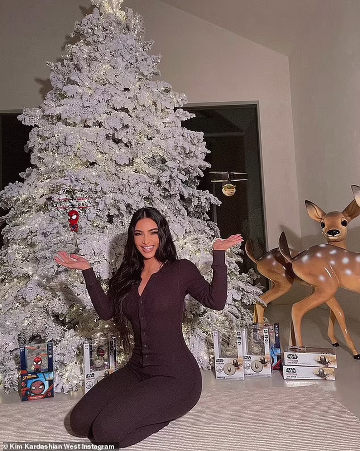 Mẹ Kim Kardashian tặng bánh giáng sinh gần 1500 USD cho con cháu - 4 Mẹ Kim Kardashian tặng bánh giáng sinh gần 1500 USD cho con cháu - 4