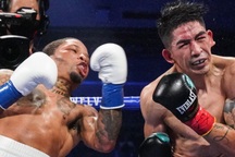 Võ sĩ hạ knock-out đối thủ bằng cú đấm trời giáng "đẹp nhất của năm"