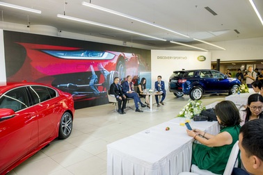 Jaguar XE 2020 và Land Rover Discovery Sport 2020 chốt giá từ 2,61 tỷ đồng