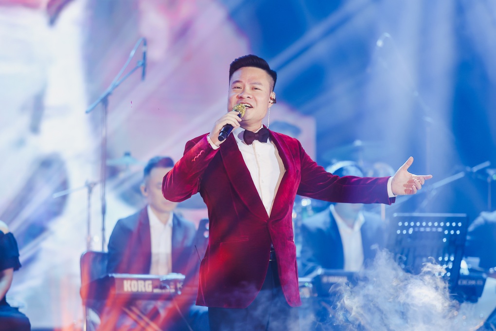 NSƯT Hoàng Tùng xúc động hát ca khúc tưởng nhớ PGS - bác sĩ Tôn Thất Bách - 1 NSƯT Hoàng Tùng xúc động hát ca khúc tưởng nhớ PGS - bác sĩ Tôn Thất Bách - 1