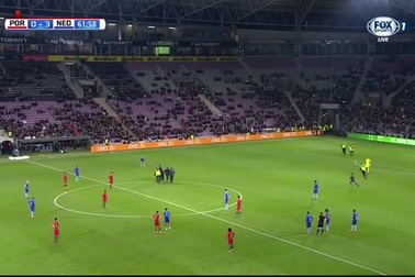 Cổ động viên quá khích lao xuống sân ôm hôn C.Ronaldo