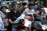 Chở trẻ em trên xe máy nguy hiểm hơn ô tô mà quy định lại không "ngặt" bằng