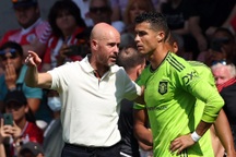 HLV Ten Hag gay gắt đáp trả Cristiano Ronaldo