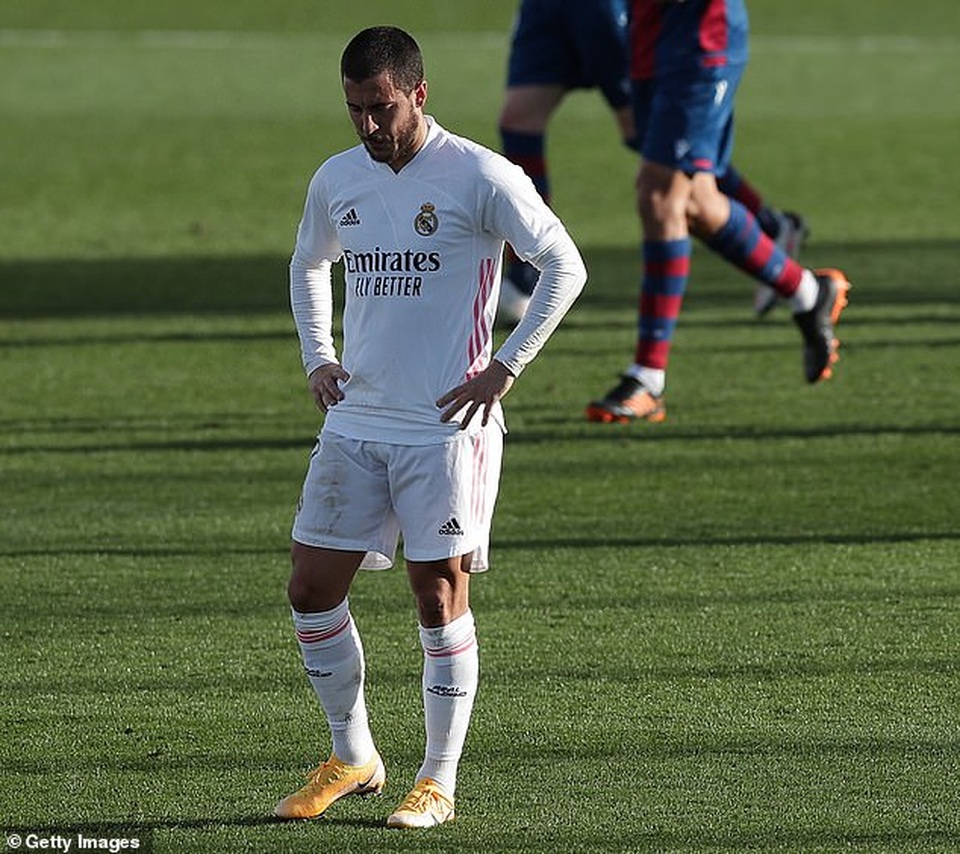 Nhận thẻ đỏ sớm, Real Madrid thua cay đắng trước Levante - 8 Nhận thẻ đỏ sớm, Real Madrid thua cay đắng trước Levante - 8