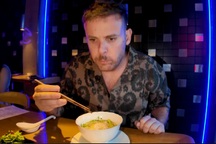 Ăn phở vỉa hè và phở 2,5 triệu đồng tại TPHCM, khách Tây nói gì?