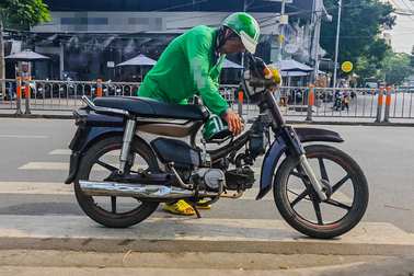 Tài xế công nghệ dỏm vào bãi xe Tân Sơn Nhất đón khách phải chung chi tiền?