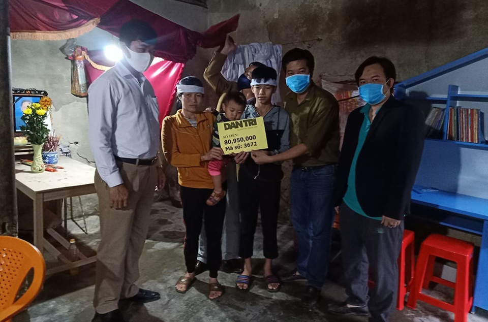 Bạn đọc Dân trí giúp đỡ cậu bé mồ côi cha gồng mình cứu đôi mắt của mẹ - 1 Bạn đọc Dân trí giúp đỡ cậu bé mồ côi cha gồng mình cứu đôi mắt của mẹ - 1
