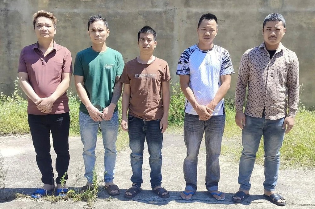 Thấy ô tô đỗ lâu không ai nhận, chủ gara rủ nhân viên mang đi bán - 2 Thấy ô tô đỗ lâu không ai nhận, chủ gara rủ nhân viên mang đi bán - 2