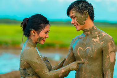 Cặp đôi trát đầy bùn chụp ảnh cưới