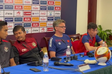 Thủ môn Quan Văn Chuẩn trả lời phóng viên Dân trí
