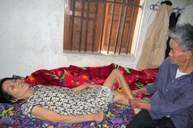 Nhói lòng chồng hái rau dại nuôi vợ ung thư