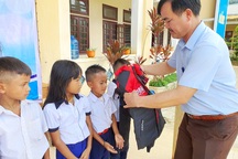 Trao tặng 500 áo ấm đến với học sinh vùng cao Quảng Nam